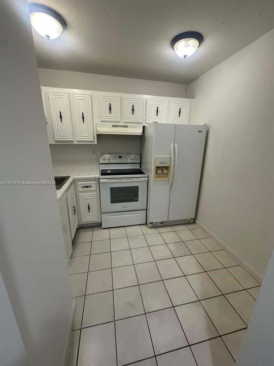 For Sale: $115,000 (1 beds, 1 baths, 826 Square Feet)