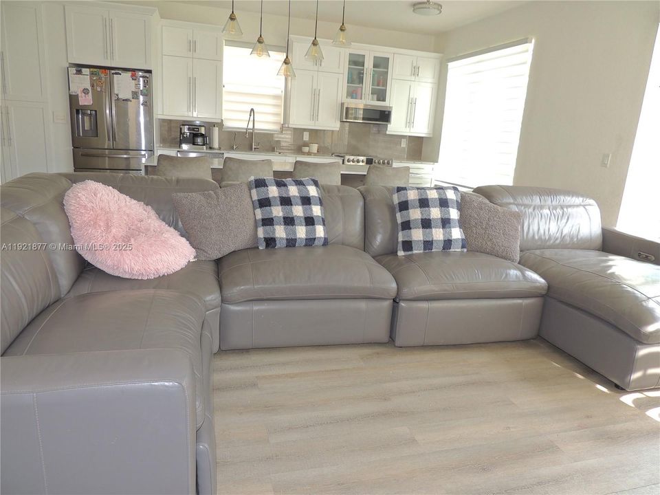 For Sale: $480,000 (3 beds, 2 baths, 2048 Square Feet)