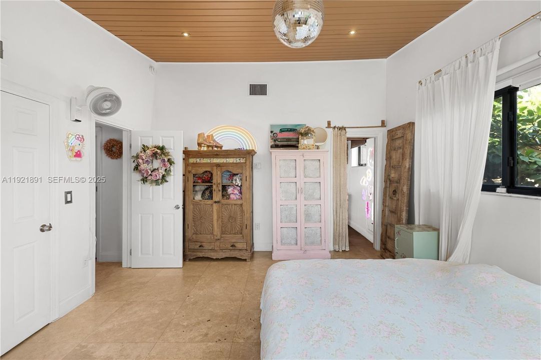 3rd Bedroom w/Walking Closet