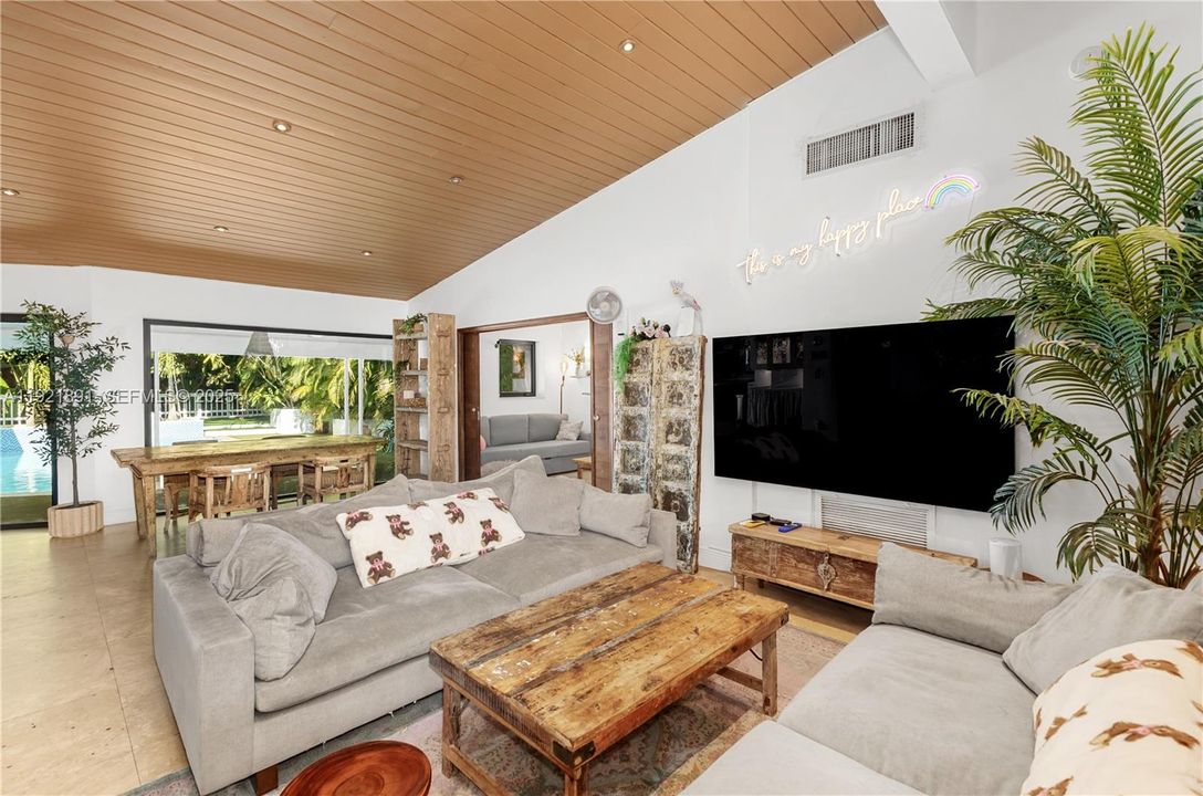 For Sale: $1,500,000 (4 beds, 3 baths, 2534 Square Feet)