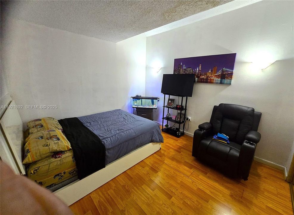 待售: $235,000 (2 贝兹, 1 浴室, 942 平方英尺)