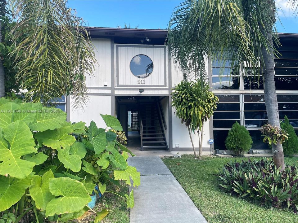 For Sale: $199,900 (2 beds, 1 baths, 870 Square Feet)