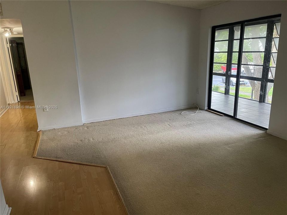 For Sale: $199,900 (2 beds, 1 baths, 870 Square Feet)