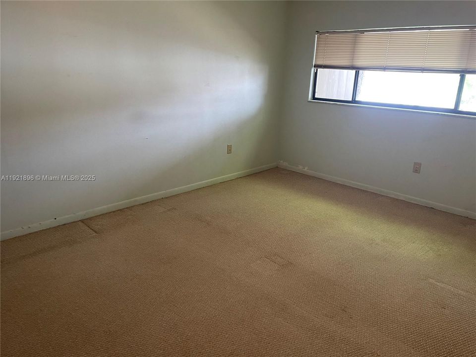 For Sale: $199,900 (2 beds, 1 baths, 870 Square Feet)