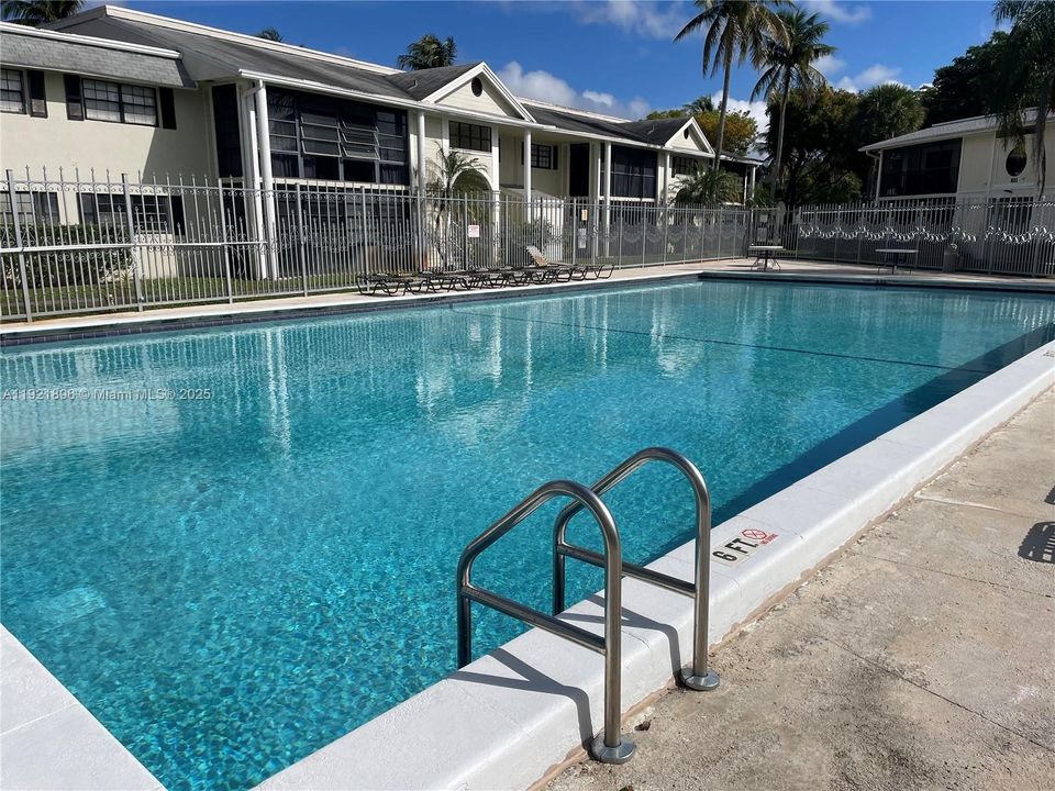 For Sale: $199,900 (2 beds, 1 baths, 870 Square Feet)