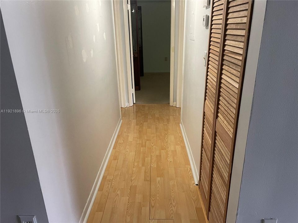 For Sale: $199,900 (2 beds, 1 baths, 870 Square Feet)