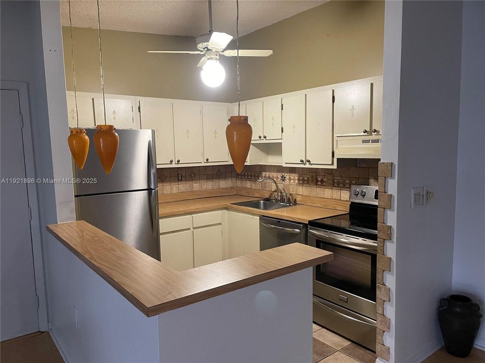 For Sale: $199,900 (2 beds, 1 baths, 870 Square Feet)