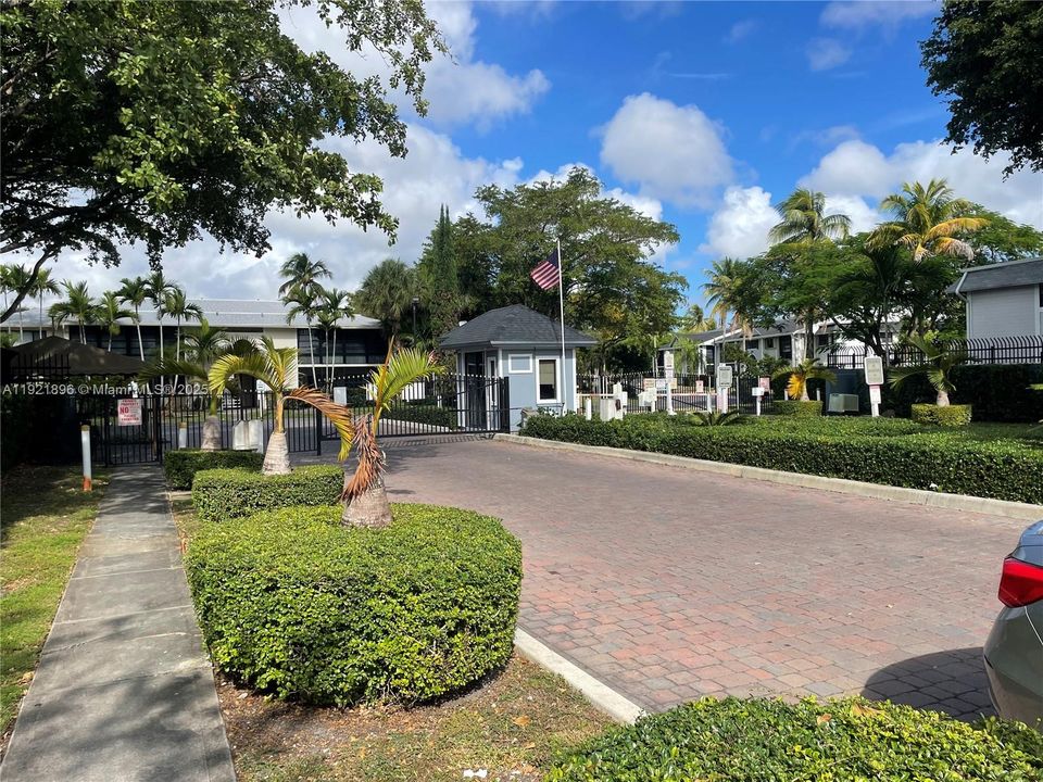 For Sale: $199,900 (2 beds, 1 baths, 870 Square Feet)