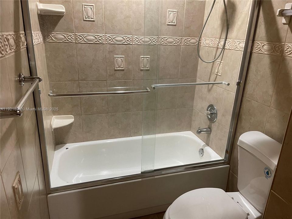 For Sale: $199,900 (2 beds, 1 baths, 870 Square Feet)