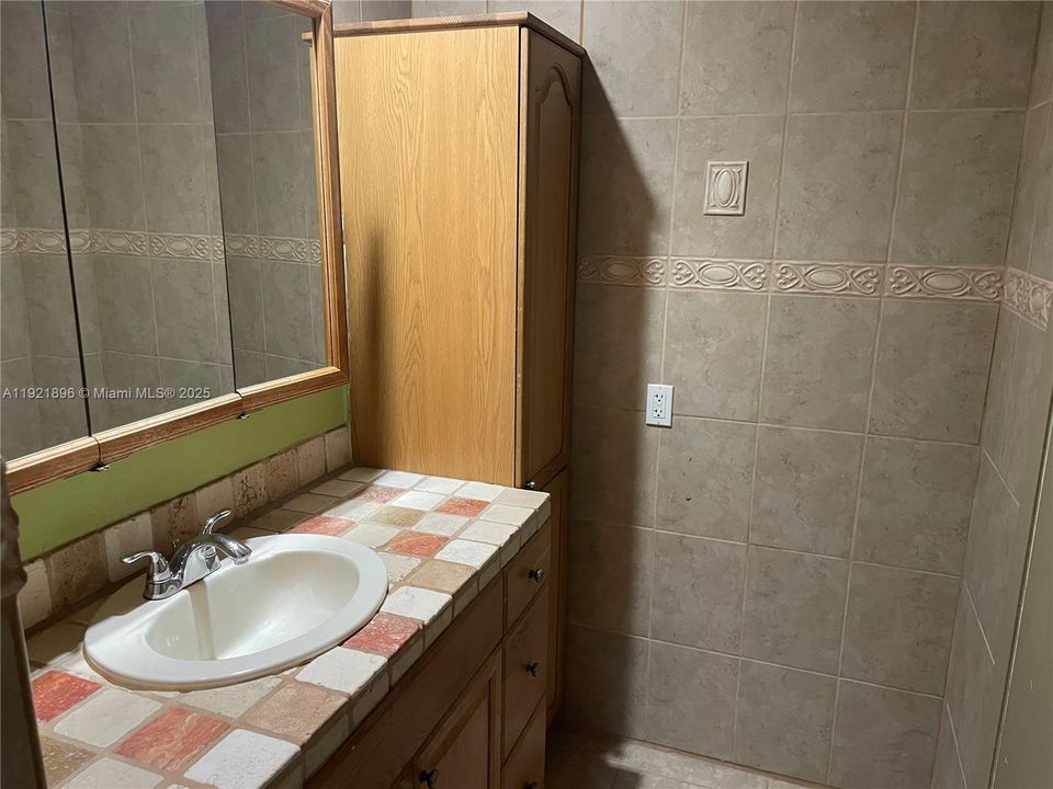 For Sale: $199,900 (2 beds, 1 baths, 870 Square Feet)