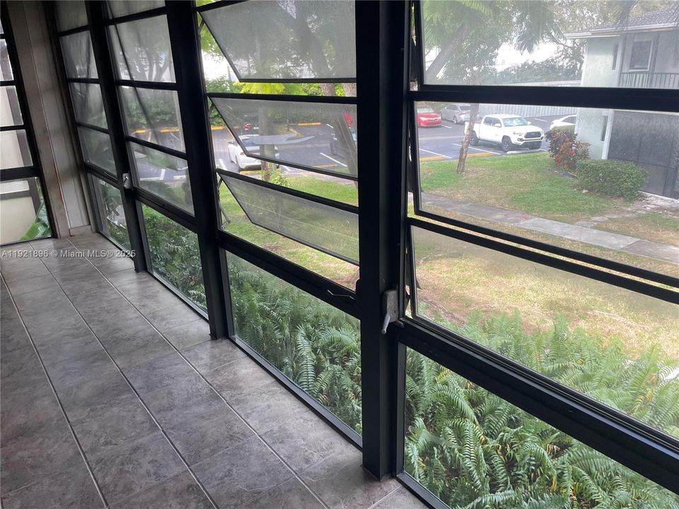 For Sale: $199,900 (2 beds, 1 baths, 870 Square Feet)