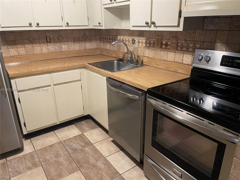 For Sale: $199,900 (2 beds, 1 baths, 870 Square Feet)