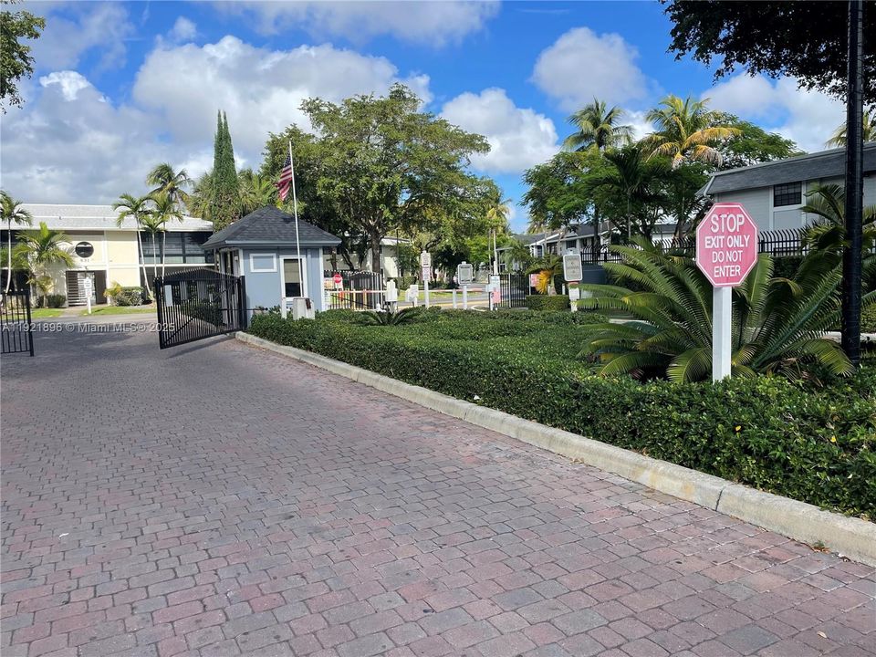 For Sale: $199,900 (2 beds, 1 baths, 870 Square Feet)