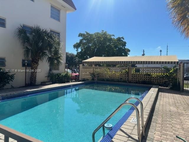 待售: $145,000 (2 贝兹, 1 浴室, 874 平方英尺)