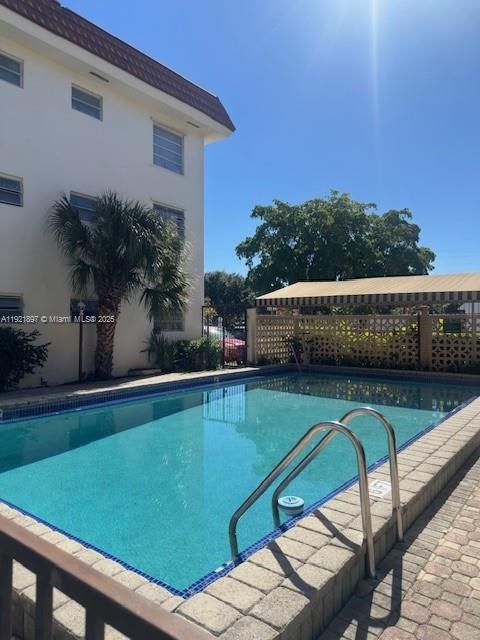 待售: $145,000 (2 贝兹, 1 浴室, 874 平方英尺)