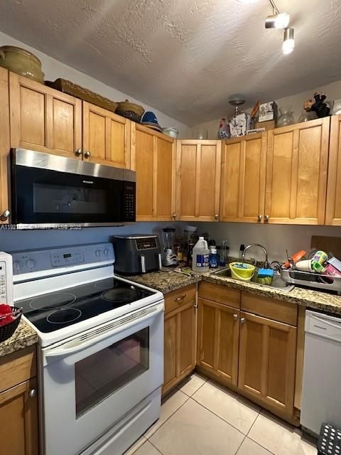 待售: $145,000 (2 贝兹, 1 浴室, 874 平方英尺)