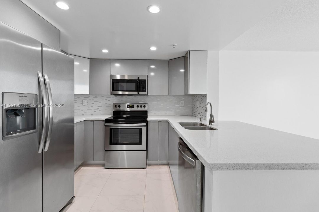 Active With Contract: $2,500 (1 beds, 1 baths, 752 Square Feet)