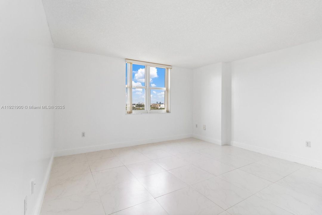 Active With Contract: $2,500 (1 beds, 1 baths, 752 Square Feet)