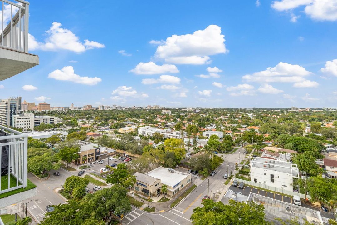 Active With Contract: $2,500 (1 beds, 1 baths, 752 Square Feet)