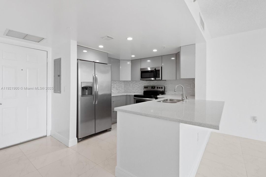 Active With Contract: $2,500 (1 beds, 1 baths, 752 Square Feet)
