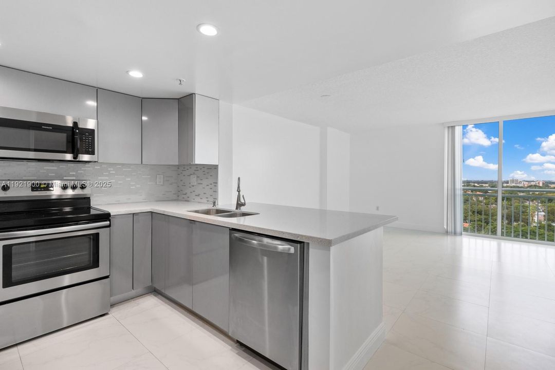 Active With Contract: $2,500 (1 beds, 1 baths, 752 Square Feet)