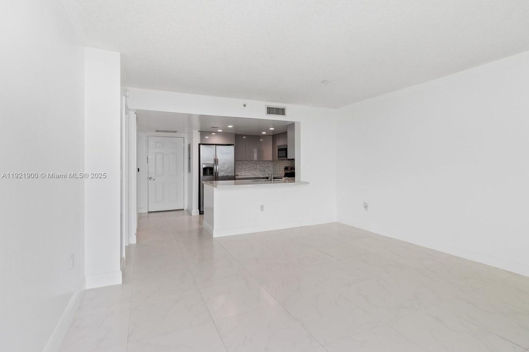 Active With Contract: $2,500 (1 beds, 1 baths, 752 Square Feet)