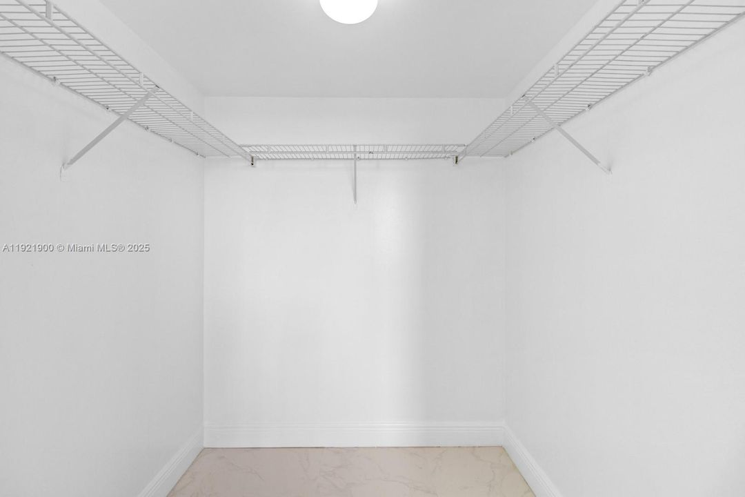 Active With Contract: $2,500 (1 beds, 1 baths, 752 Square Feet)