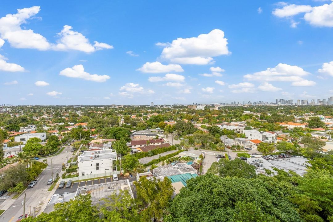 Active With Contract: $2,500 (1 beds, 1 baths, 752 Square Feet)