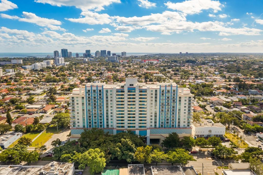 Active With Contract: $2,500 (1 beds, 1 baths, 752 Square Feet)