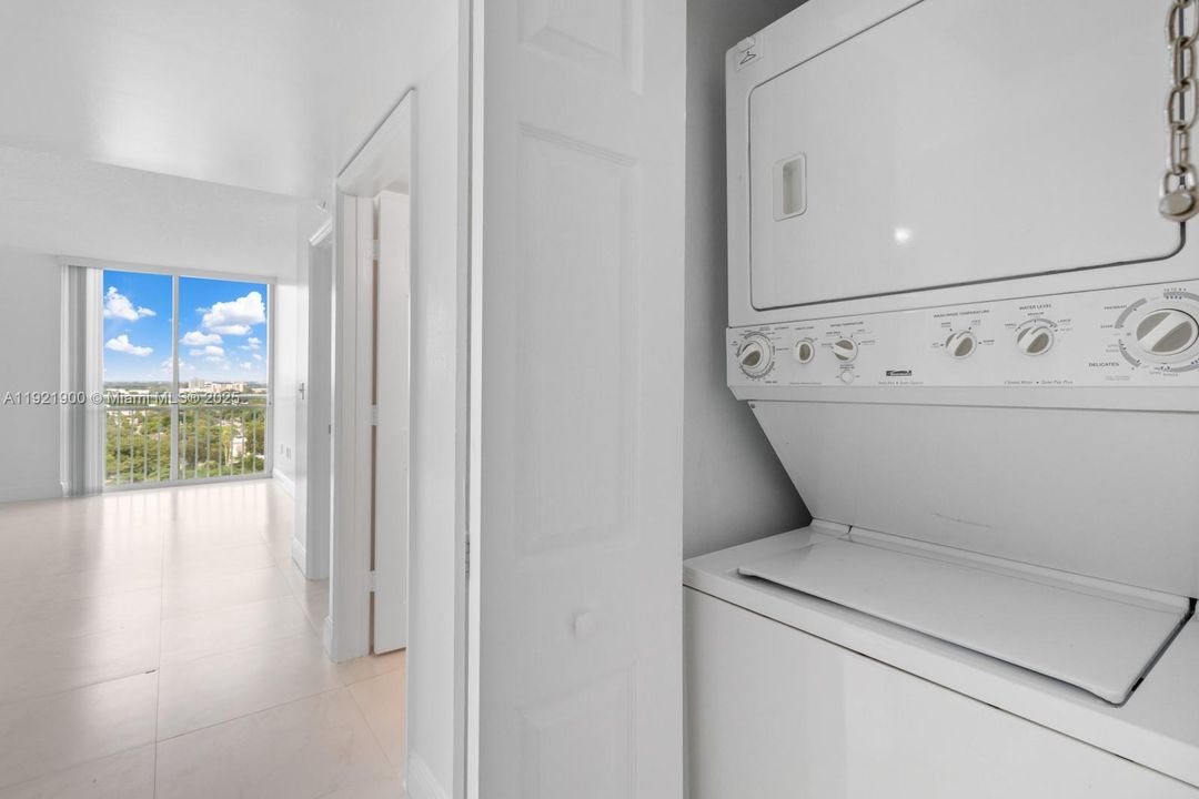 Active With Contract: $2,500 (1 beds, 1 baths, 752 Square Feet)