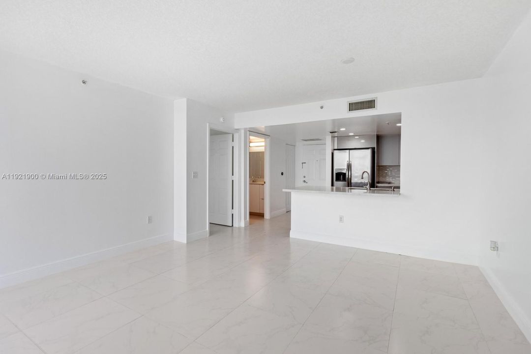 Active With Contract: $2,500 (1 beds, 1 baths, 752 Square Feet)