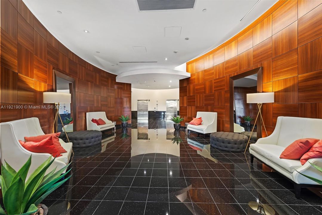 Active With Contract: $2,500 (1 beds, 1 baths, 752 Square Feet)