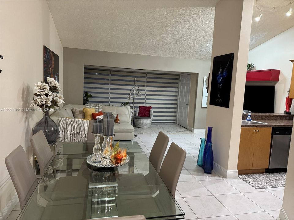 出租: $1,950 (1 贝兹, 1 浴室, 862 平方英尺)