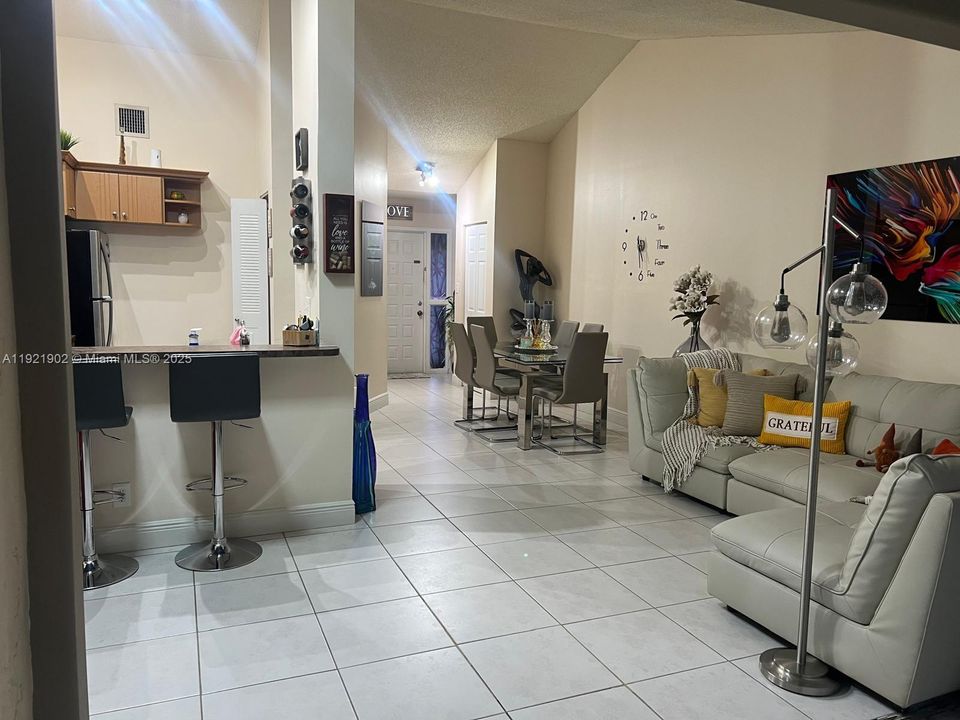 出租: $1,950 (1 贝兹, 1 浴室, 862 平方英尺)