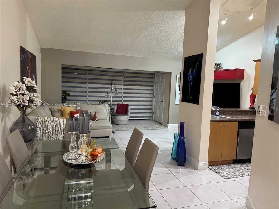 出租: $1,950 (1 贝兹, 1 浴室, 862 平方英尺)