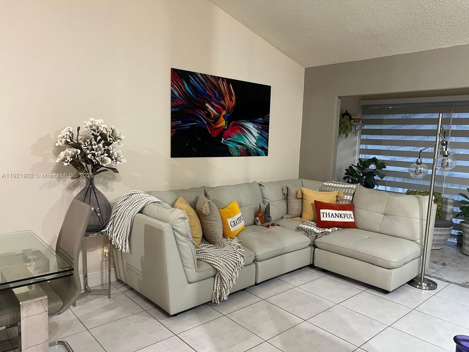 出租: $1,950 (1 贝兹, 1 浴室, 862 平方英尺)