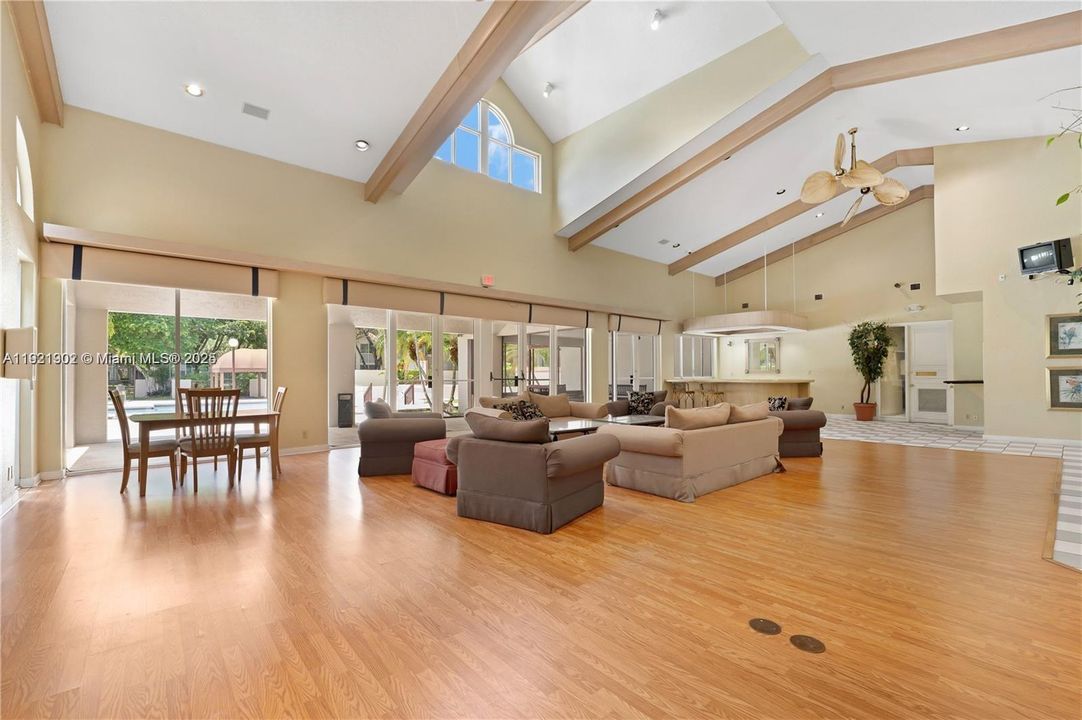 出租: $1,950 (1 贝兹, 1 浴室, 862 平方英尺)