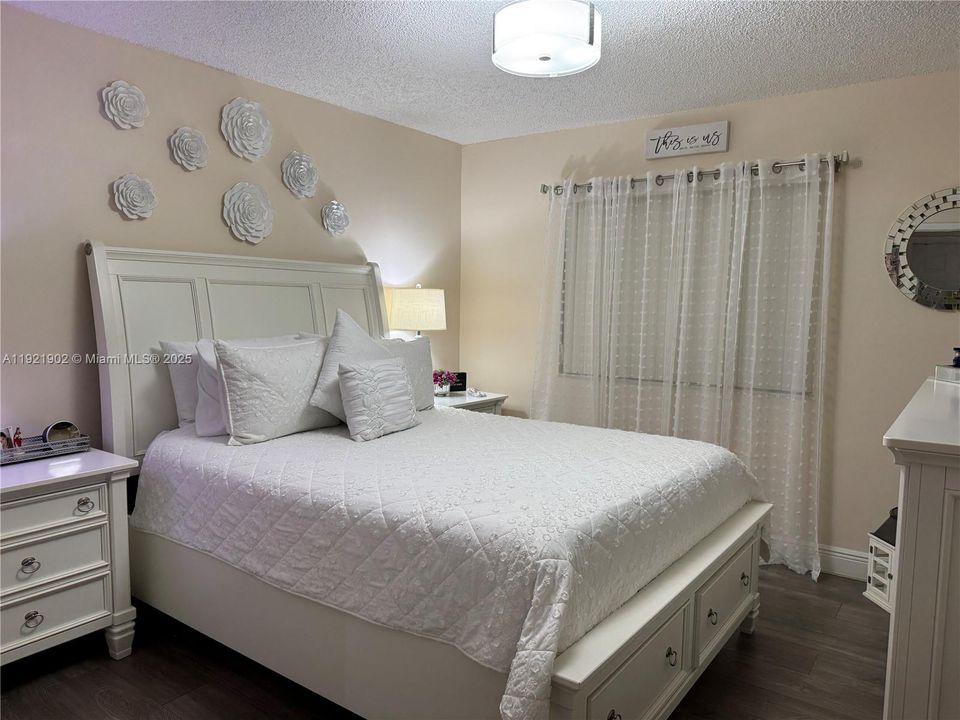 出租: $1,950 (1 贝兹, 1 浴室, 862 平方英尺)