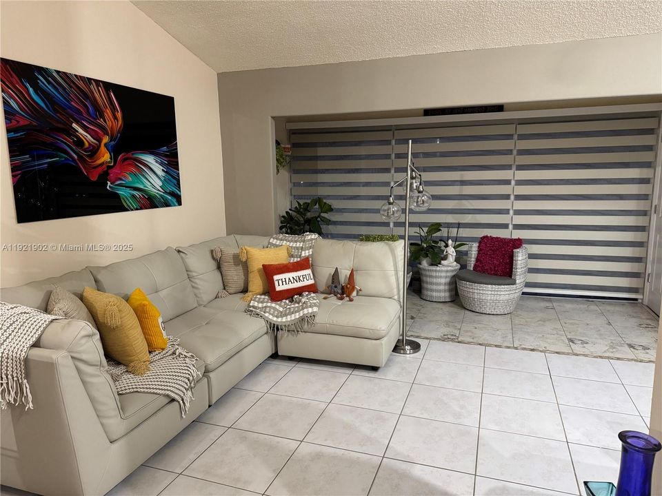 出租: $1,950 (1 贝兹, 1 浴室, 862 平方英尺)