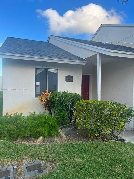 For Rent: $1,900 (2 beds, 2 baths, 992 Square Feet)