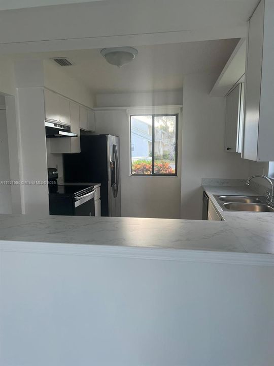 For Rent: $1,900 (2 beds, 2 baths, 992 Square Feet)