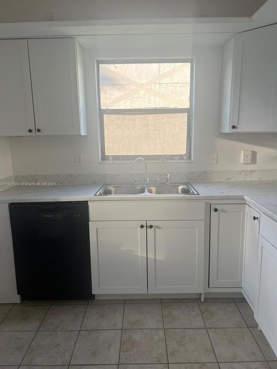 For Rent: $1,900 (2 beds, 2 baths, 992 Square Feet)