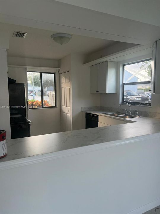 For Rent: $1,900 (2 beds, 2 baths, 992 Square Feet)