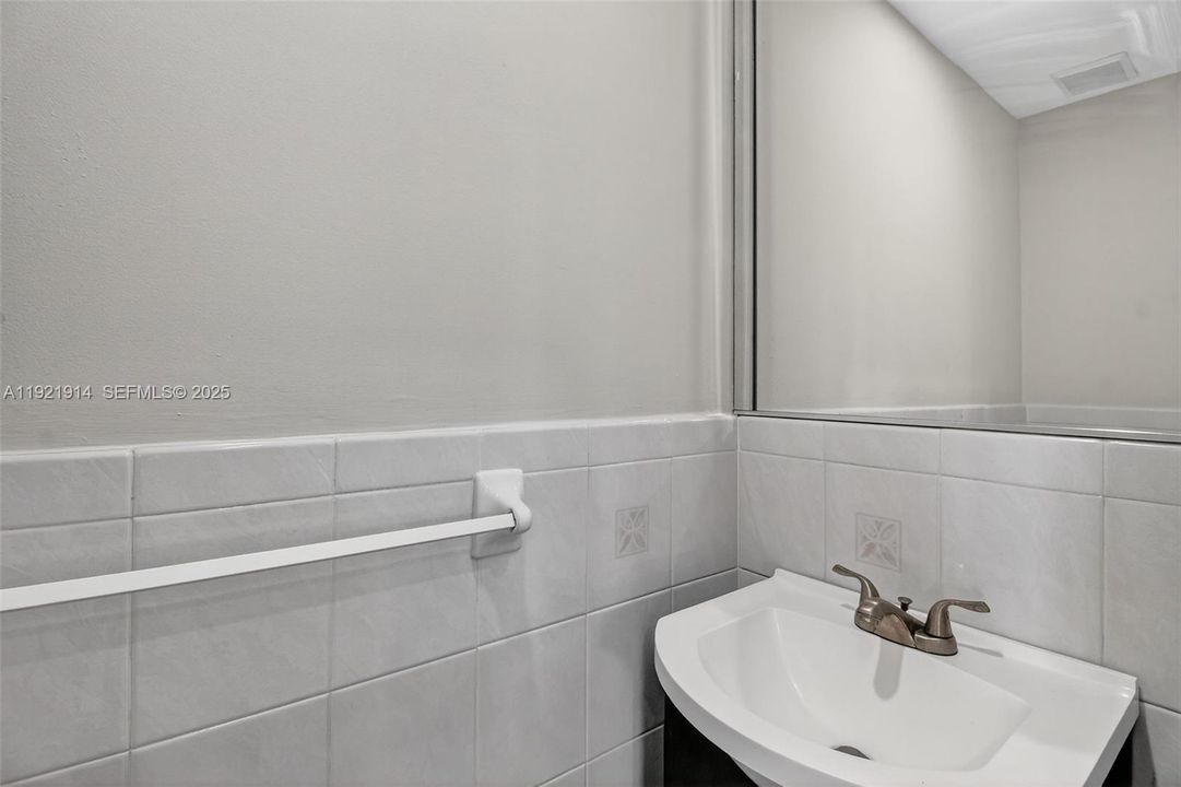 For Rent: $3,500 (2 beds, 1 baths, 1453 Square Feet)