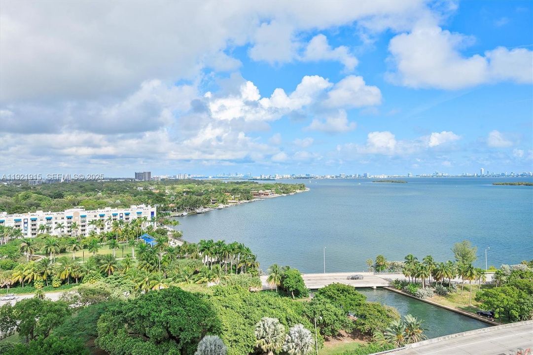 На продажу: $699,000 (2 спален, 2 ванн, 1174 Квадратных фут)