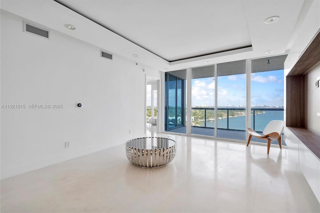 На продажу: $699,000 (2 спален, 2 ванн, 1174 Квадратных фут)