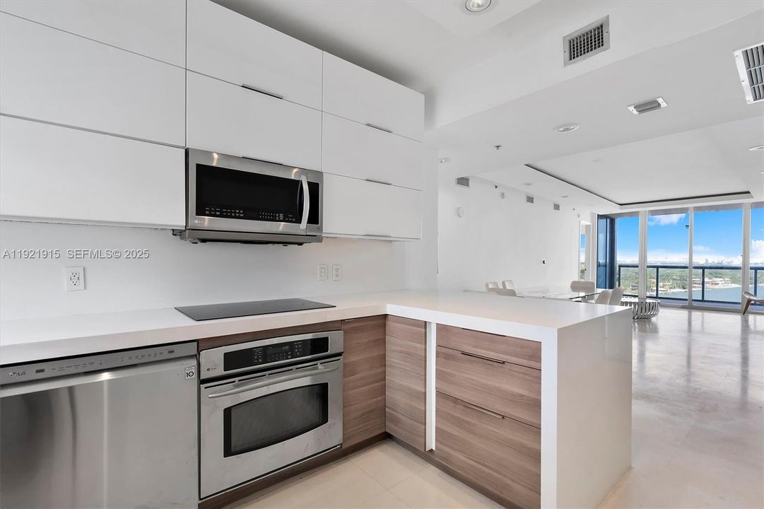 На продажу: $699,000 (2 спален, 2 ванн, 1174 Квадратных фут)