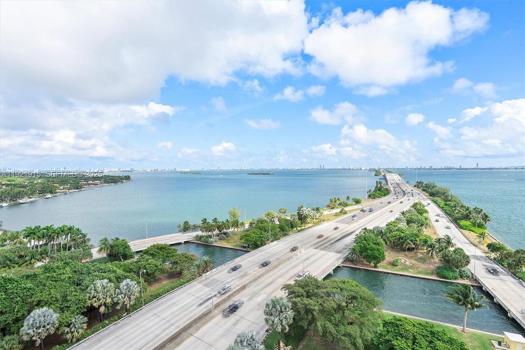 На продажу: $699,000 (2 спален, 2 ванн, 1174 Квадратных фут)