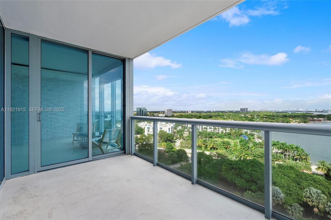 На продажу: $699,000 (2 спален, 2 ванн, 1174 Квадратных фут)