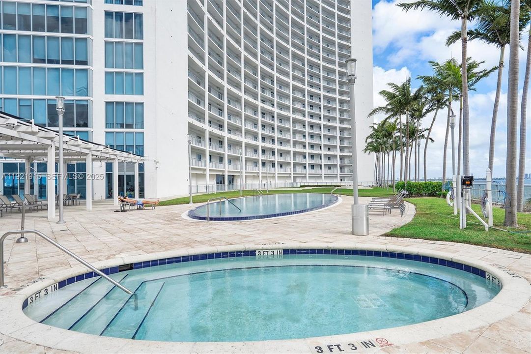 На продажу: $699,000 (2 спален, 2 ванн, 1174 Квадратных фут)